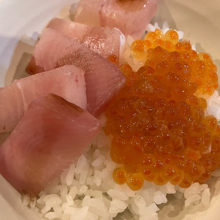 ビンチョウまぐろの漬けといくらの丼